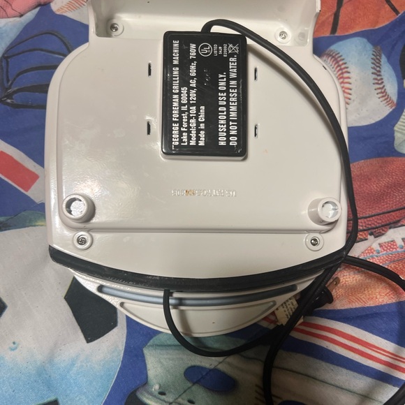 Compact White Grilling Machine - Picture 4 of 5